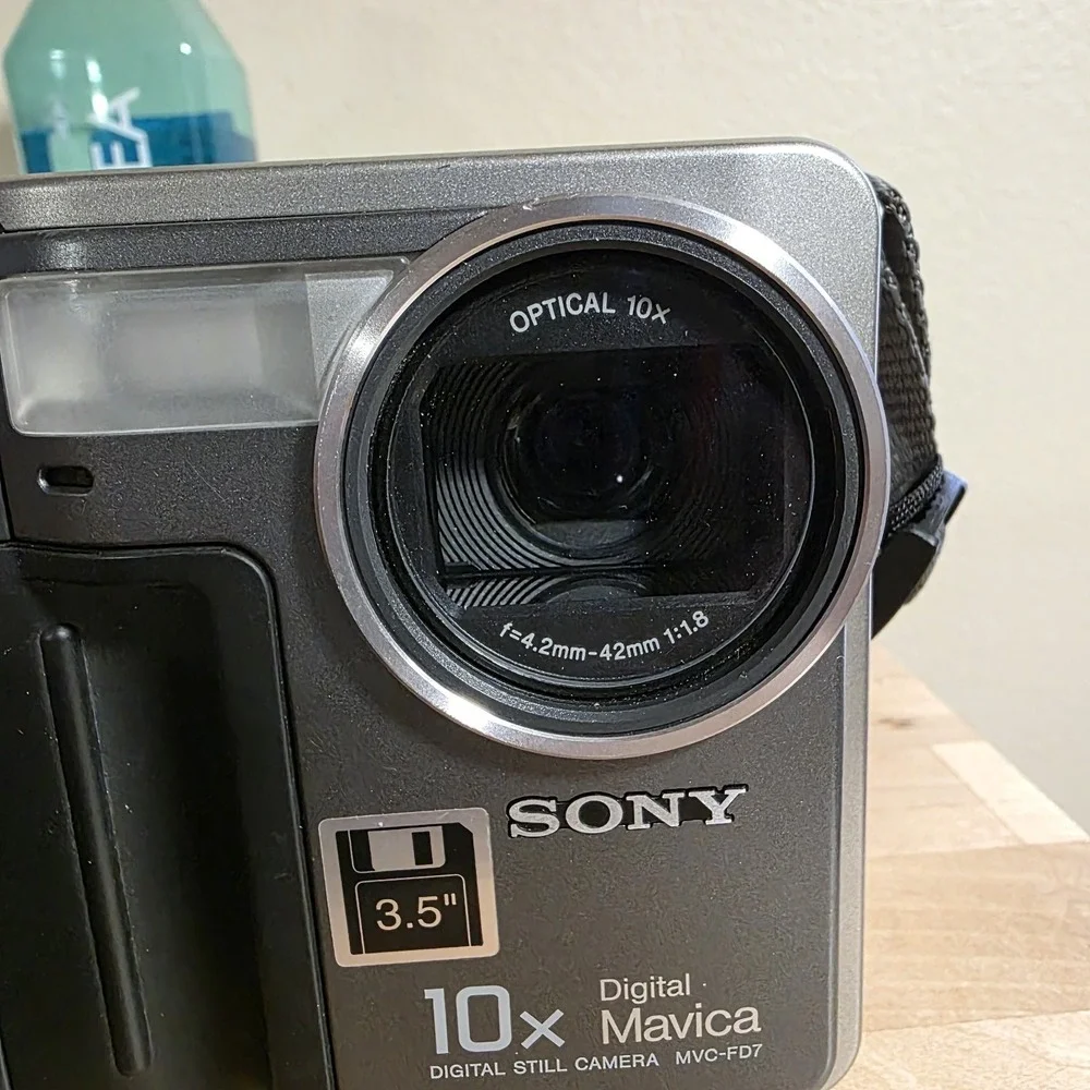 Sony Mavica MVC-FD7 Digital 90s y2k Floppy Camera 0.3MP 10x Zoom Silver WORKS